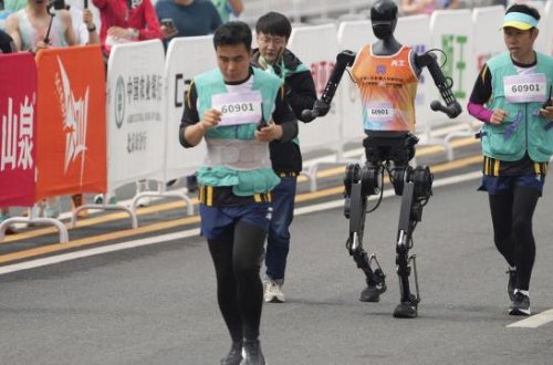 Dünyada bir ilk: Robotlar insanlarla eyni yarışda qaçdılar 