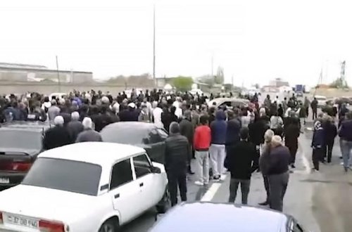 Ermənistanda gedişhaqqının artırılmasına etiraz edənlər yolu bağlayıblar