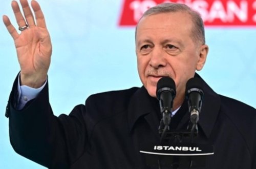 Ərdoğanın çıxışı zamanı bu plakatı qaldıran şəxs həbs edildi - FOTO