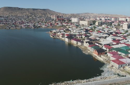 Lökbatan qəsəbəsində evlərin həyətləri sudan təmizlənir - Videoreportaj