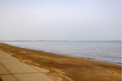 Neft dağılması səbəbindən çimərliklər bağlanıb: Geyimdə və dəridə ləkələr əmələ gəlir