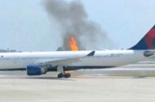 ABŞ-da təyyarə yanıb: 282 sərnişin təxliyə edilib 