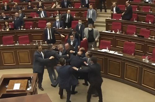 Ermənistan parlamentində dava düşüb