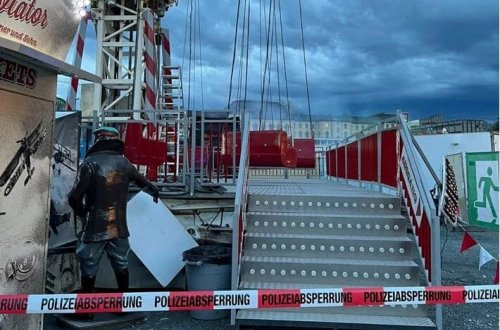 Fırlanan yelləncək reklam dirəklərinə dəydi