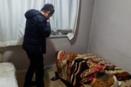 İki həftə ölmüş anasının cəsədi ilə yaşayan şəxs saxlanılıb