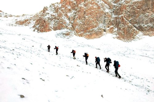 Elbrus dağında itkin düşən alpinistlərin axtarışları davam edir