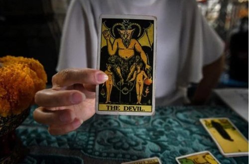 Ruslar fala etibar edirlər: Onlar müharibənin gələcəyini Tarot kartlarında axtarırlar
