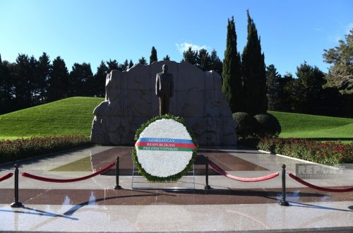 İran Prezidenti Fəxri xiyabanda Ulu Öndərin məzarını ziyarət edib