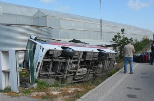 Antalyada turistləri aparan mikroavtobus aşdı: 19 nəfər yaralandı
