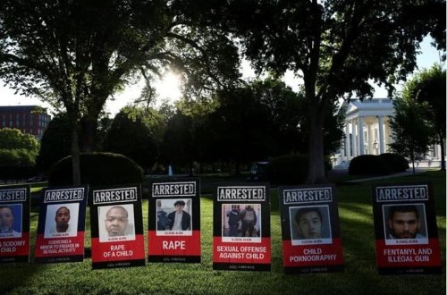 Tramp immiqrantların fotolarını sərgilədi