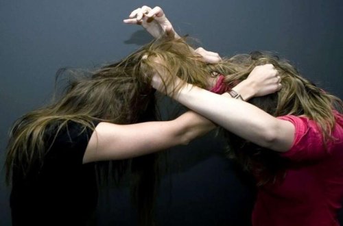 Azərbaycanda məktəbli qızlar 16 yaşlı yeniyetməni döyüb xəstəxanalıq etdilər