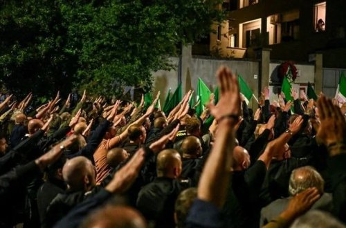 İtaliya 50 il əvvəl öldürülən gənci faşist salamı ilə yad edir