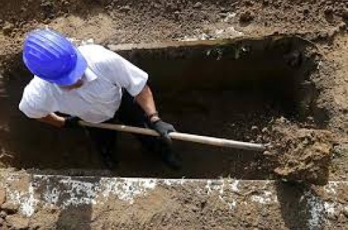 Bakıda qəbirqazan atası ölən şəxsi aldatdı