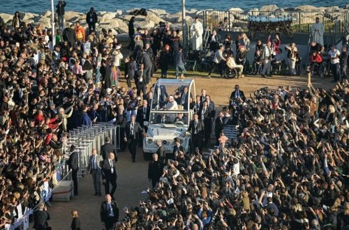 Roma Papası Fransisk ölümündən əvvəl papamobilini Qəzzadakı uşaqlara bağışlayıb