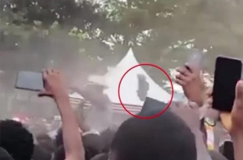 Baş nazirə ayaqqabı ilə hücum etdilər