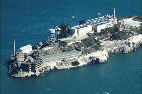 Tramp Alkatrazın bədnam cinayətkarlar üçün açılmasını əmr edib