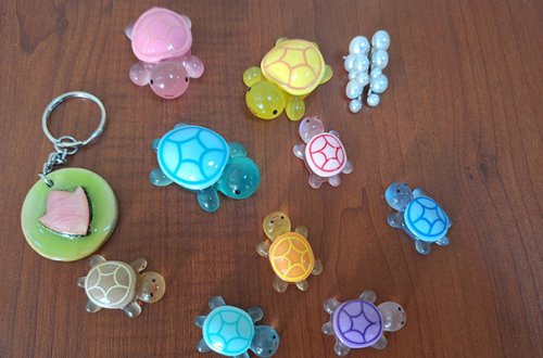 İmtahana cibində oyuncaqlarla gəldi