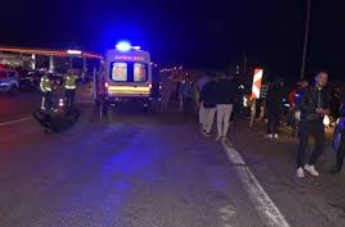 Türkiyədə qəzaya uğrayan avtomobillər piyadalara çırpılıb, yaralananlar var