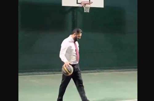 Suriya lideri Şara kostyum geyinib basketbol oynadı