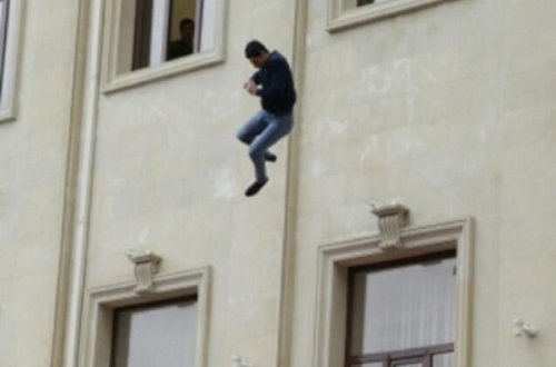 Bakıda dəhşətli intihar: özünü 11-ci mərtəbədən atdı