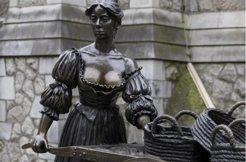 İrlandiya açıq-saçıq heykəli qorumağa çalışır: Turistlər onun sinəsinə toxunur