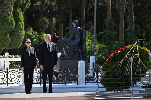 İlham Əliyev və Mehriban Əliyeva Fəxri xiyabanda Ulu Öndər Heydər Əliyevin məzarını ziyarət ediblər