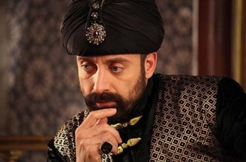 Tanınmış aktyordan məhkəmə qarşısında ETİRAF - FOTO