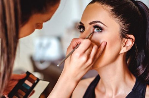 İranda gözəllik salonuna gedən 13 nəfər zəhərləndi