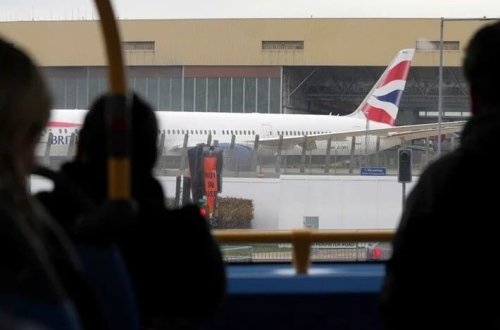 London hava limanında xaos: Uçuşlar gecikdi, uzun növbələr yarandı 