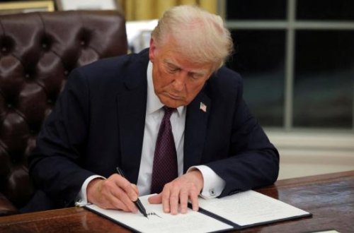 Tramp dərman qiymətlərinin aşağı salınması ilə bağlı sərəncam imzalayıb