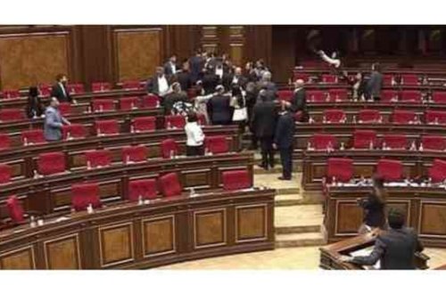 Ermənistan parlamentində vitse-spiker və deputat arasında dava düşüb