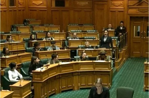 Parlamentdə haka rəqsi ifa edən millət vəkillərinin səlahiyyətləri dayandırılıb