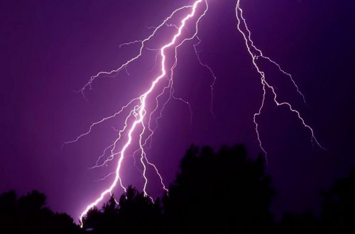 Biləsuvar sakinini ildırım vurub