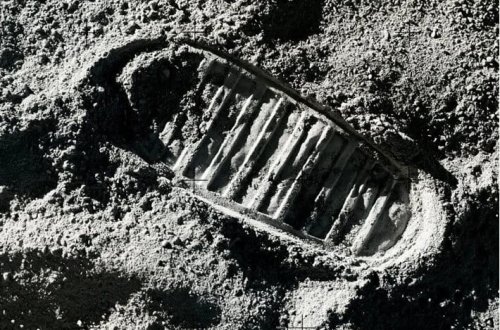 Sevgilisinə hədiyyə etmək üçün Ay daşı oğurladı