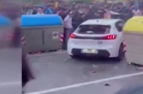 Maşını azərkeşlərin üstünə sürdü, 13 nəfər yaralandı