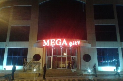 Xadimə ticarət mərkəzinin 3-cü mərtəbəsindən yıxıldı