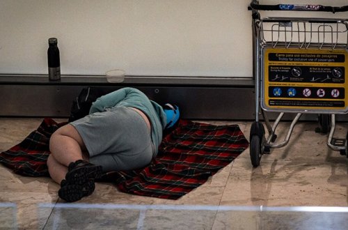 Təxminən 500 evsiz Madridin əsas hava limanını zəbt edib