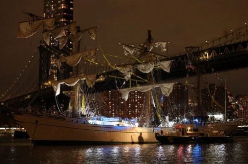 Təlim gəmisi Bruklin körpüsünə çırpılıb, 2 nəfər ölüb, 20 nəfər yaralanıb