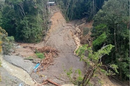İndoneziyada qızıl mədənində torpaq sürüşməsi: 1 nəfər ölüb, 19 nəfər itkin düşüb