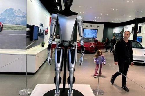Teslanın robotu artıq ev işlərində kömək edir