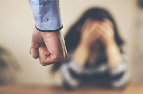 Abşeronda evə gec gələn kişi arvadının başında fincan sındırdı