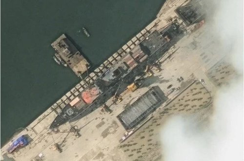 Şimali Koreyaya məxsus döyüş gəmisi sürüşmə yolundan düşüb