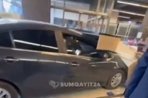 Sumqayıtda hadisə: Qadın sürücü qazla əyləcin yerini səhv saldı, marketə girdi - VİDEO