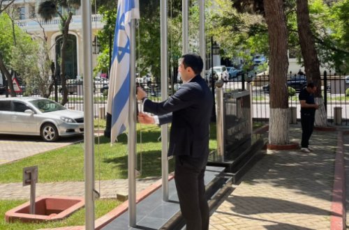 İsrailin Bakıdakı səfirliyində bayraq yarıya endirildi - FOTO