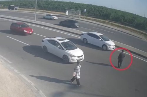 Qəzaya səbəb olan yaşlı kişi ölümdən son anda xilas oldu - VİDEO