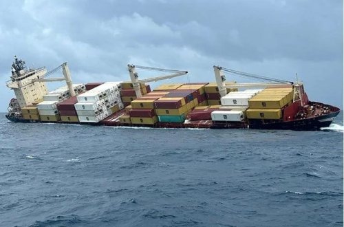 Konteyner gəmisi batdı, təhlükəli yük su altında qaldı