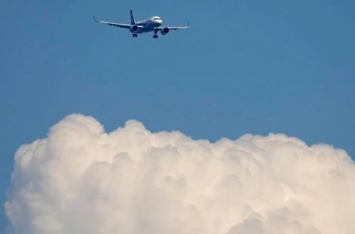 Sərnişin təcili çıxış qapısını açmağa çalışdı, təyyarə təcili eniş etdi