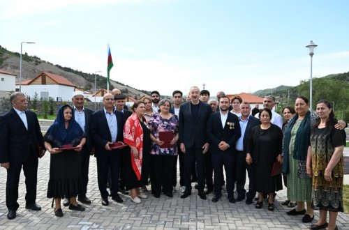 Prezident İlham Əliyev Laçının Bəylik kəndinə köçən sakinlərlə görüşüb, onlara evlərin açarlarını təqdim edib
