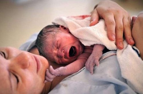 Sumqayıtda 23 yaşlı qadın evdə doğuş edib, körpəsi ölüb