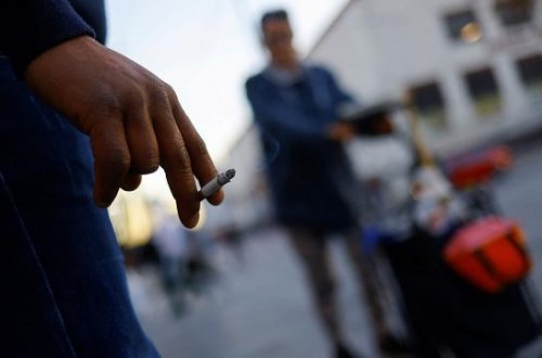 Fransada uşaqların olduğu yerlərdə siqaret çəkmək qadağan olundu